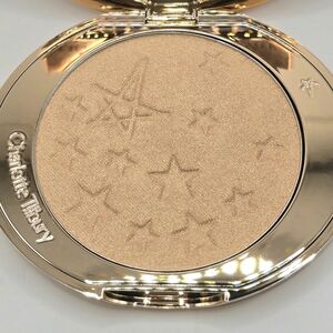 Charlotte Tilbury Star-Embossed Gold Highlighter